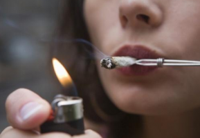 每日健康：经常抽烟的女人，危害比男人多，不孕排第一