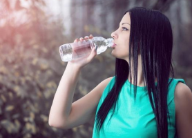每日健康：一天喝够8杯水，是真养生还是伪养生？