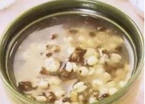 居家健康：干燥过敏，皮肤脱屑瘙痒！常喝3碗粥，益气养血，清热排毒~