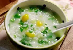 居家健康：干燥过敏，皮肤脱屑瘙痒！常喝3碗粥，益气养血，清热排毒~
